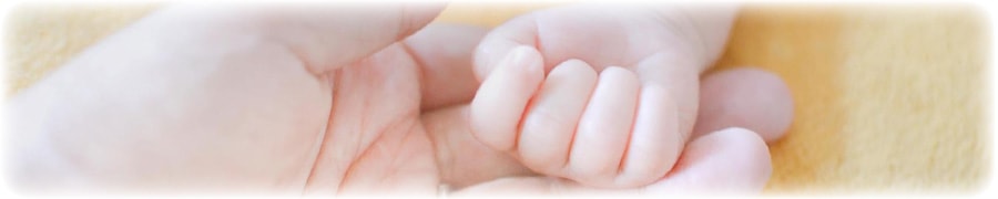 親と赤ちゃんの手